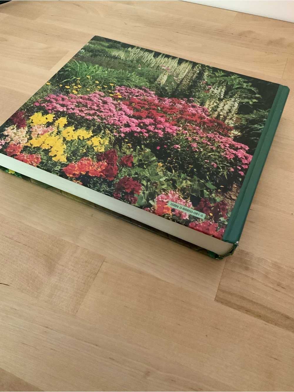 Reader's Digest Illustrated Guide to Gardening in Canada - Hardcover book - Picture 2 of 6